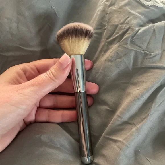 SOLD ❌ NWOT IT Cosmetics Silver Makeup Brush - Picture 5 of 5